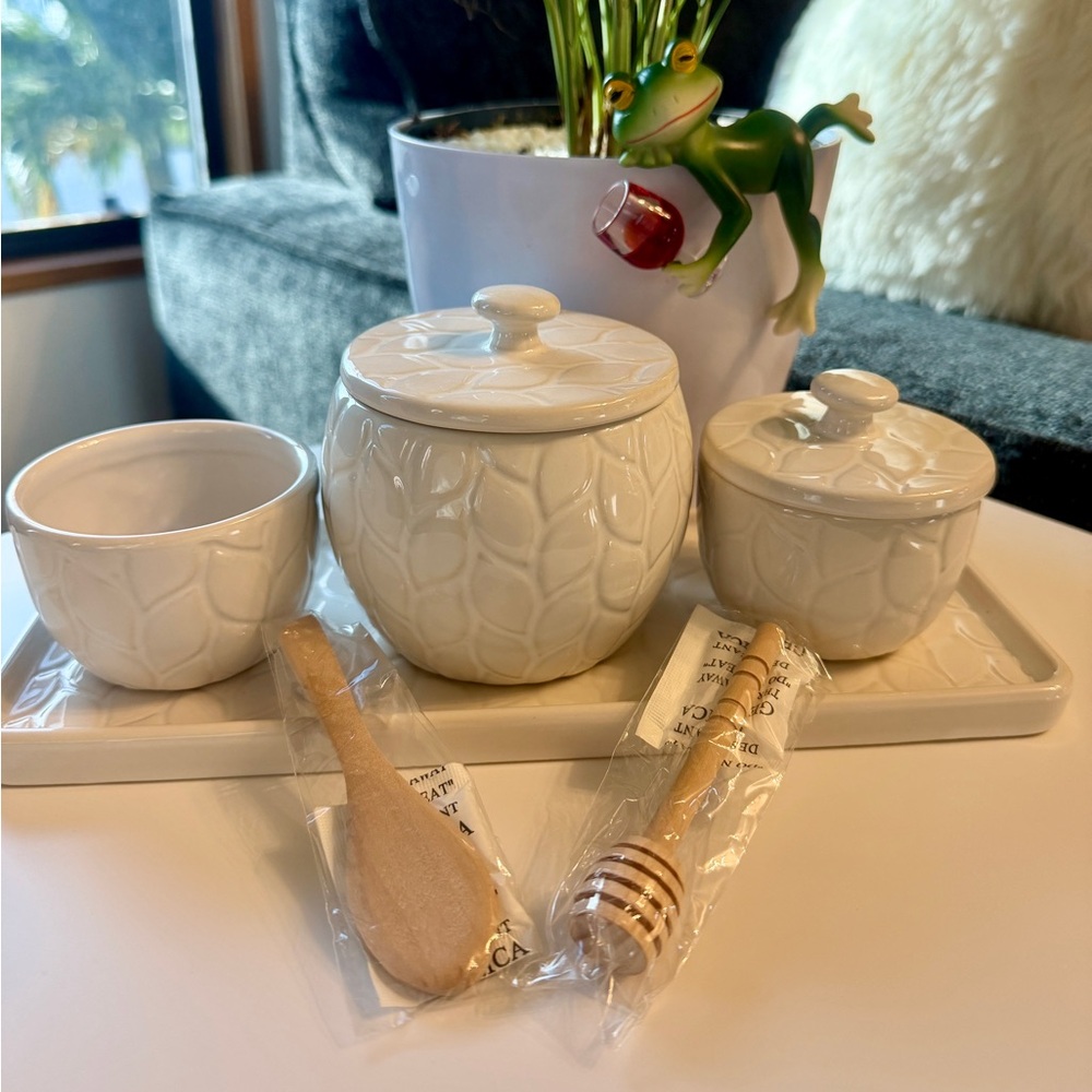 Temp-Tations Woodland 3-piece Condiment Jars with Tray In White - Picture 2 of 7